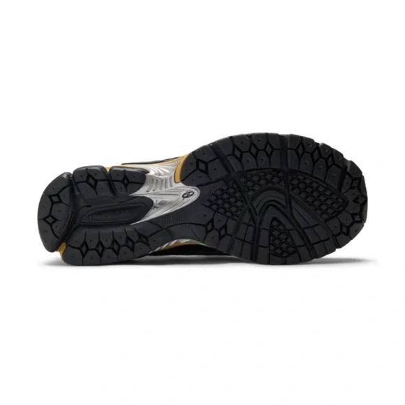 New Balance Men's Black and Yellow Sneakers